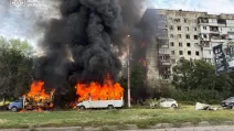 У Запоріжжі горять квартири з першого по сьомий поверх після атаки РФ / Фото: ДСНС