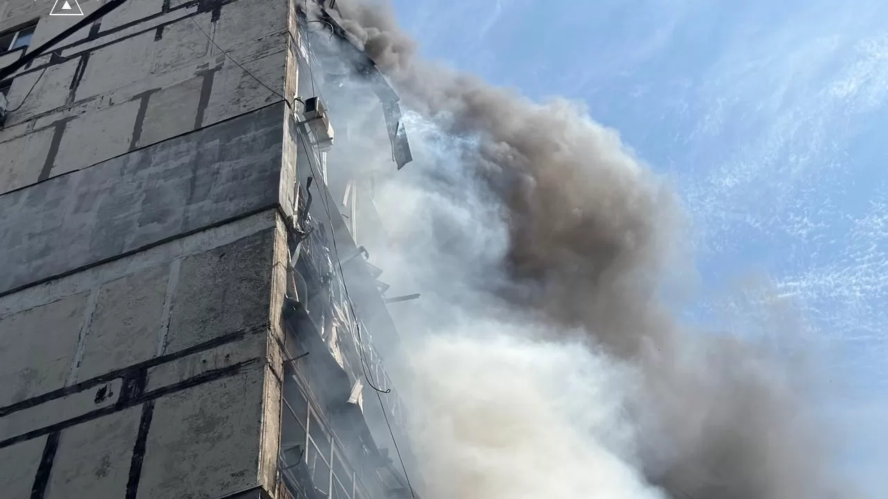 Пожежа у багатоповерхівці після удару РФ по Запоріжжю / Фото: Нацполіція