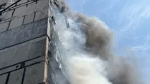 Пожежа у багатоповерхівці після удару РФ по Запоріжжю / Фото: Нацполіція