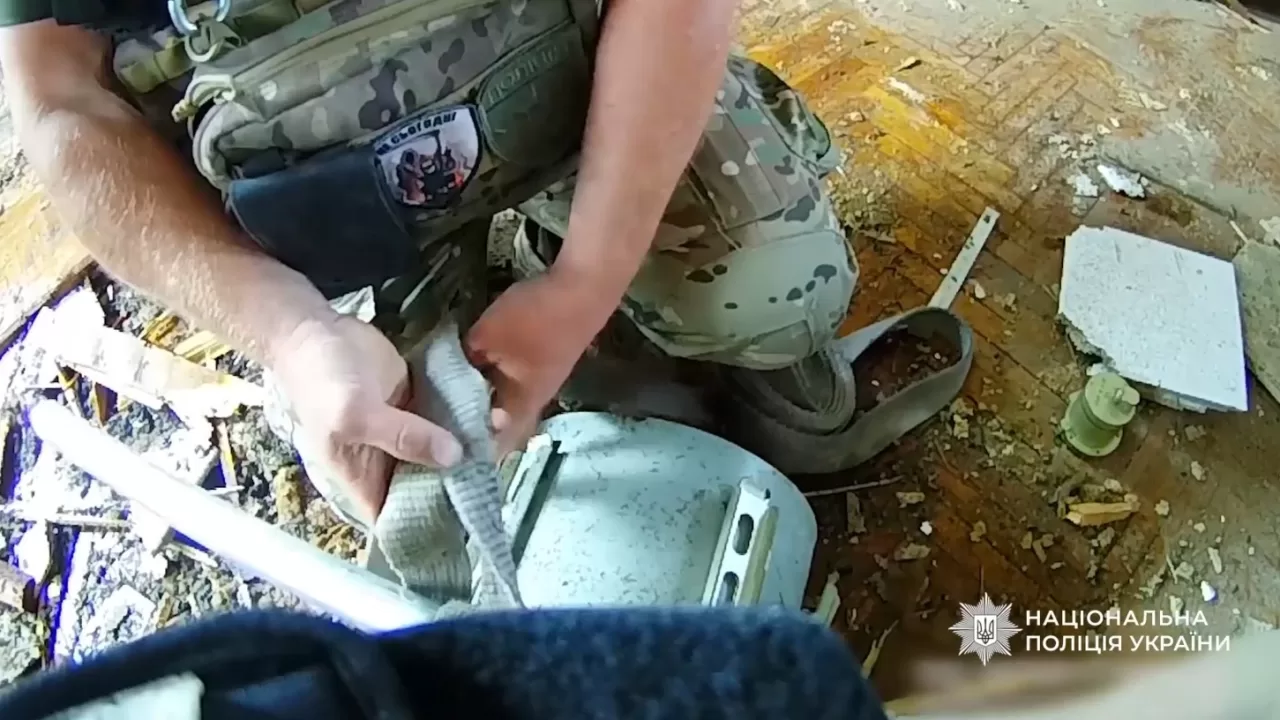 Вибухотехніки на місці падіння БпЛА в Одесі / Поліція Одещини