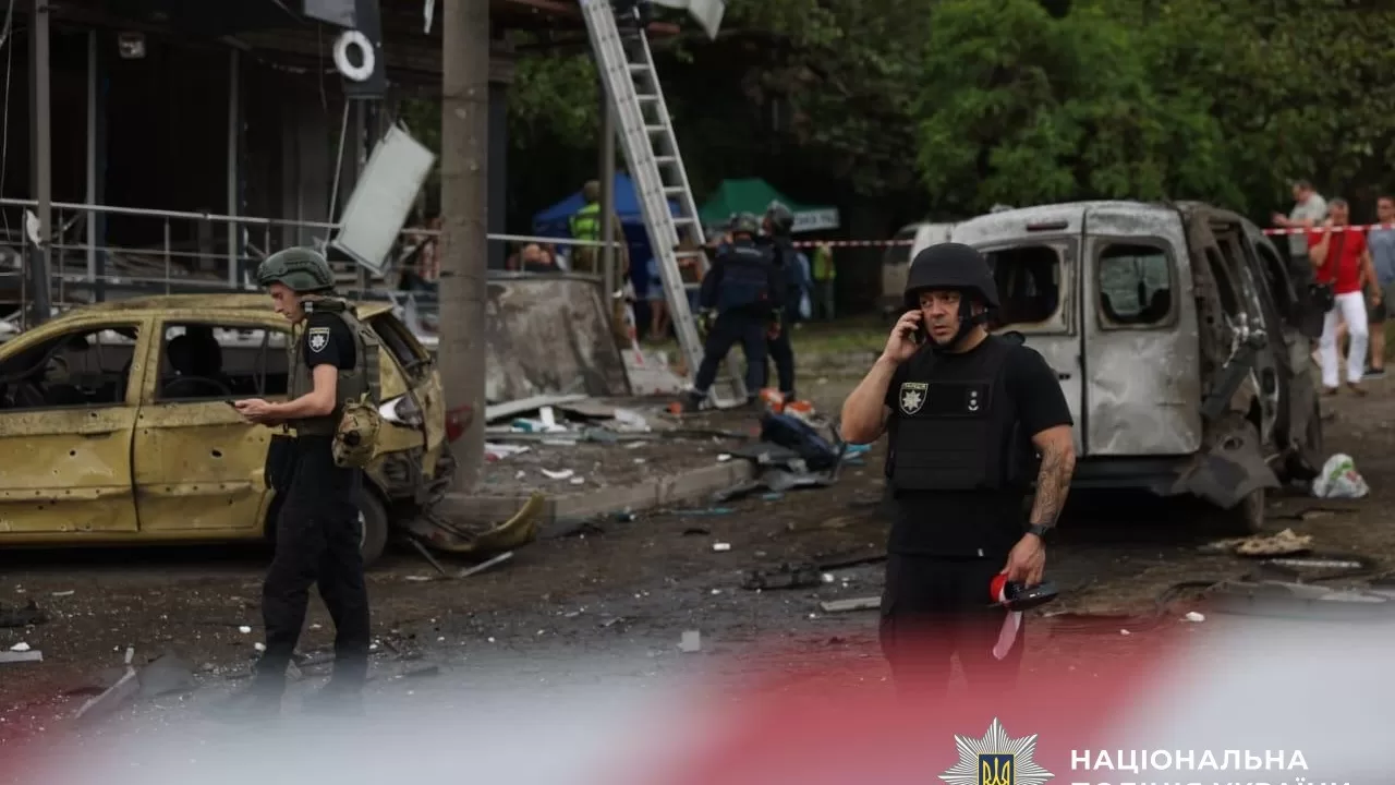 Полицейские и спасатели на месте авиаудара по Запорожью 23 июля / Фото: Нацполиция