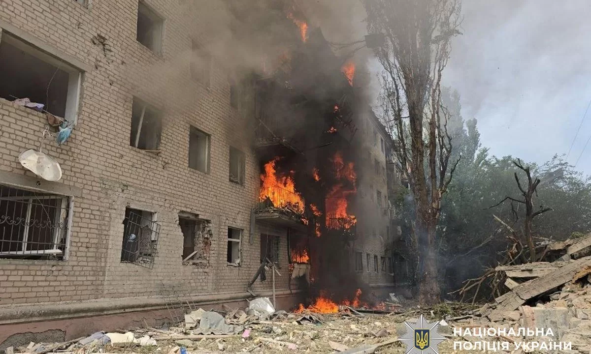 Пожежа в будинку після авіаудару по Слов'янську 23 липня / Фото: Нацполіція
