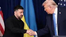 Президент України Володимир Зеленський тисне руку президенту США Дональду Трампу під час пресконференції після зустрічі в Мар-а-Лаго у Палм-Біч, штат Флорида, США, 28 грудня 2025 року / Фото: REUTERS/Jonathan Ernst