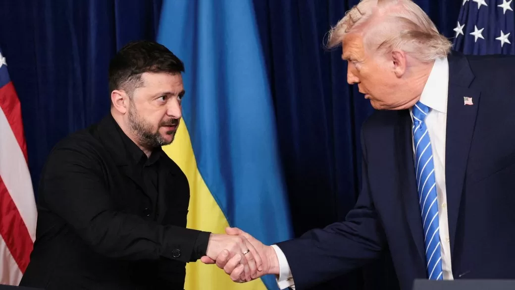 Президент Украины Владимир Зеленский пожимает руку президенту США Дональду Трампу во время пресс-конференции после встречи в Мар-а-Лаго в Палм-Бич, штат Флорида, США, 28 декабря 2025 года / Фото: REUTERS/Jonathan Ernst
