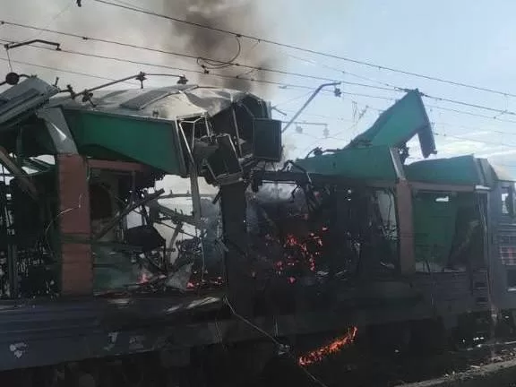 Знищений ударом РФ локомотив пасажирського поїзда на Дніпропетровщині / Фото: Укрзалізниця
