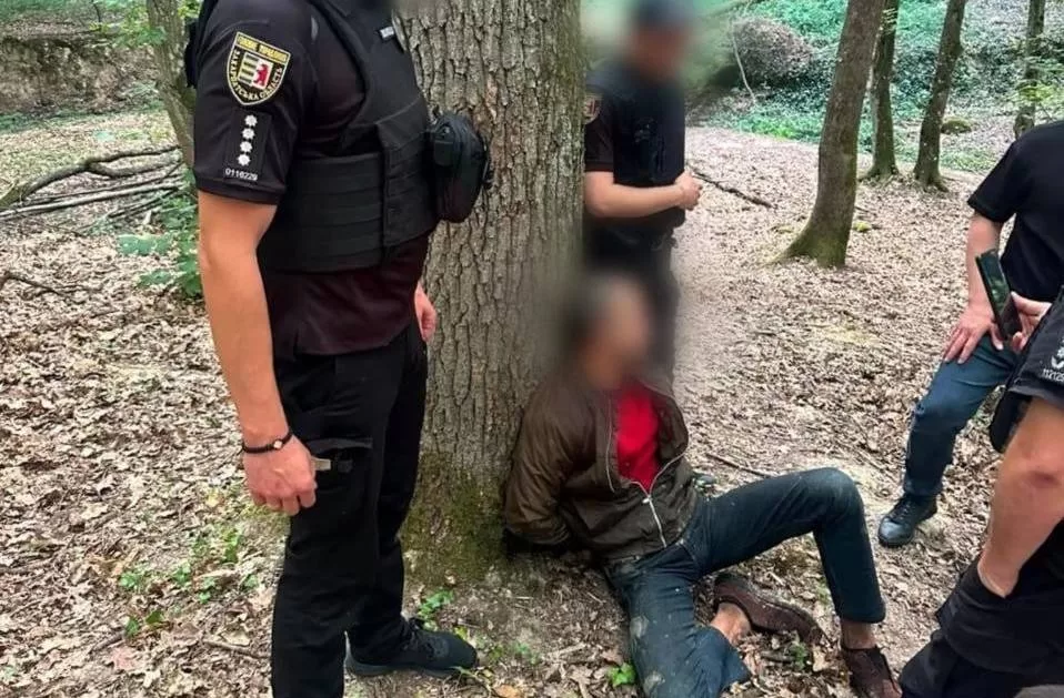 У задержанного в Ужгороде стрелка изъяли боевой пистолет / Фото: Нацполиция