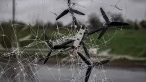 Російський безпілотник заплутався в протидронових сітках проти безпілотників, на дорозі в прифронтовому місті Дружківка Донецької області, 24 квітня 2026 / Фото: Reuters