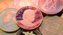 На этой фотоиллюстрации изображена мем-монета $Trump вместе с биткойном и другими криптовалютами / Фото: Jonathan Raa/Sipa USA