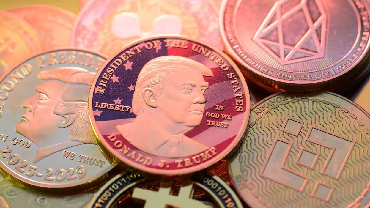 На этой фотоиллюстрации изображена мем-монета $Trump вместе с биткойном и другими криптовалютами / Фото: Jonathan Raa/Sipa USA
