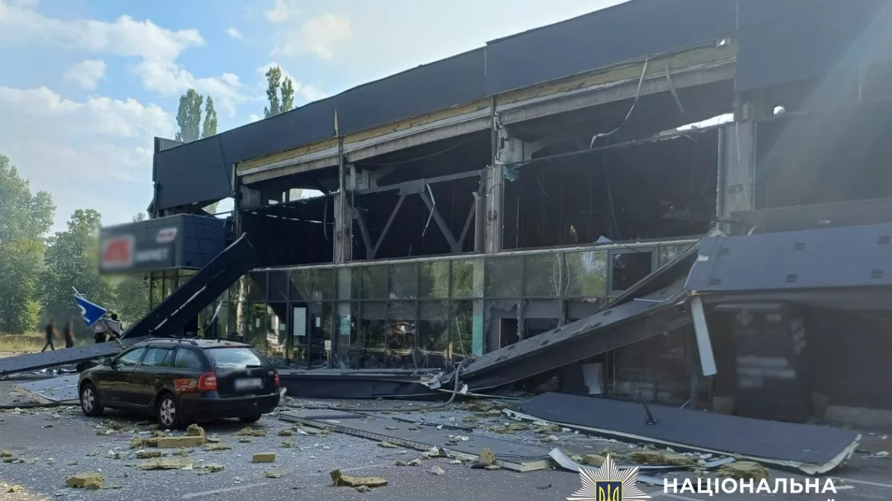 Российский дрон атаковал АТБ в Чернигове / Фото: Нацполиция
