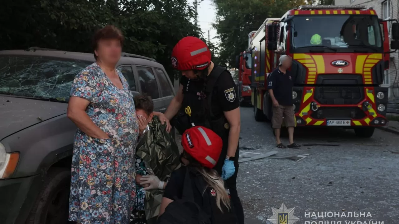 Надання допомоги постраждалим внаслідок удару КАБ по Запоріжжю 27 липня / Фото: ГУНП в Запорізькій області