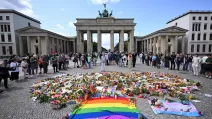 Импровизированный мемориал у Бранденбургских ворот, Берлин, 27 июля 2026 года / Фото: Reuters
