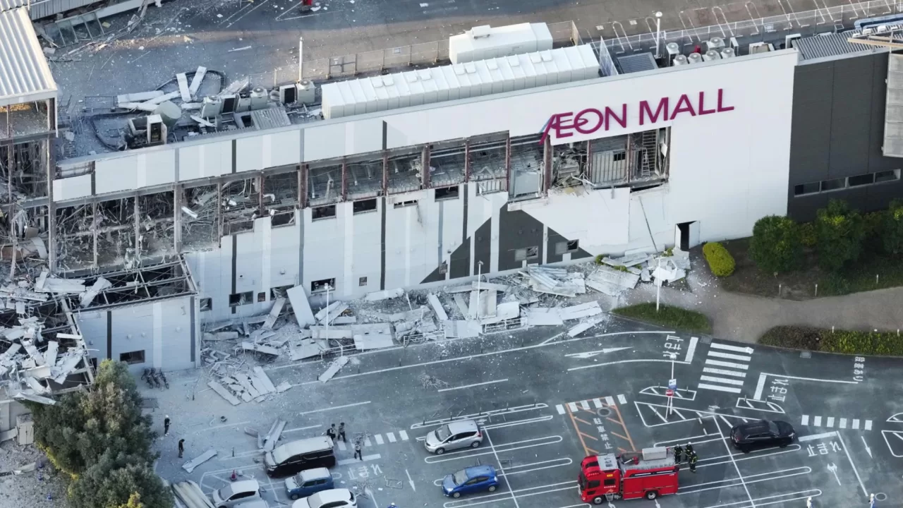 На этом аэрофотоснимке запечатлен поврежденный торговый центр AEON Mall после землетрясения в городе Касима, префектура Кумамото, на юге Японии, во вторник, 28 июля 2026 года / Фото: Kyodo News/AP