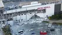 На цьому аерофотознімку зображено пошкоджений торговий центр AEON Mall після землетрусу в місті Касіма, префектура Кумамото, на півдні Японії, у вівторок, 28 липня 2026 року / Фото: Kyodo News/AP