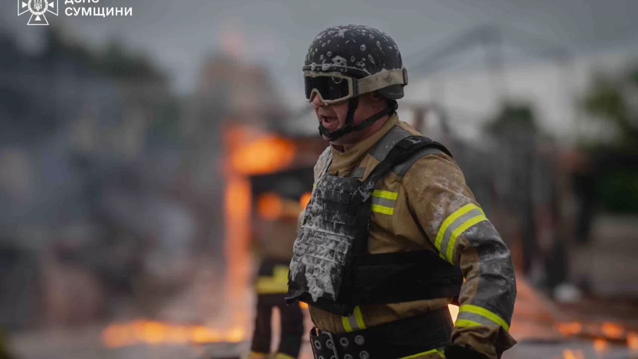 Рятувальник Сумщини на місці пожежі / Фото архівне: ДСНС