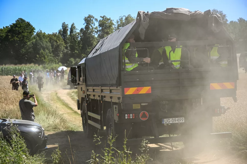 Польські військові на місці падіння ракети поблизу села Тарнава-Колонія у Люблінському воєводстві / Фото: PAP