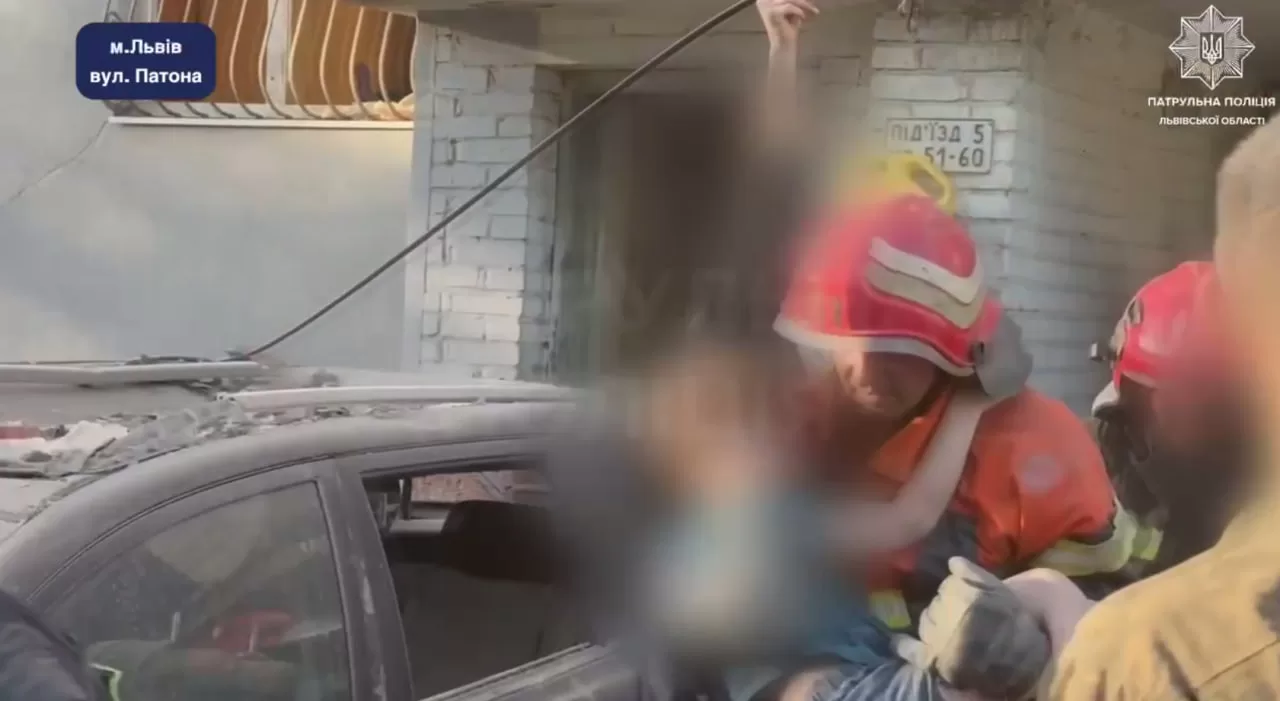 Порятунок дитини з-під завалів у Львові / Скриншот