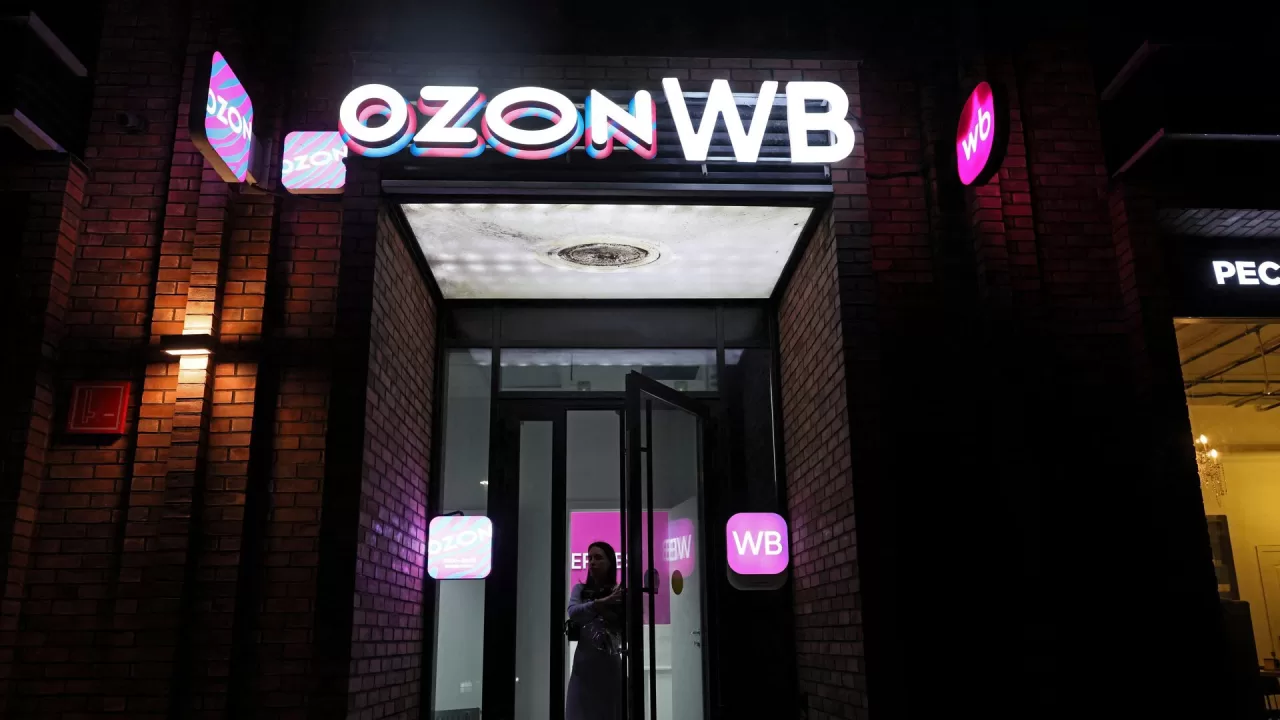 Жінка відвідує пункт видачі товарів інтернет-магазинів «Wildberries» та «Ozon» у Москві, Росія, 23 липня 2026 року / Фото: Reuters