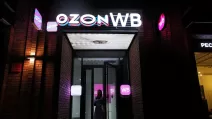Женщина посещает пункт выдачи товаров интернет-магазинов Wildberries и Ozon в Москве, Россия, 23 июля 2026 года / Фото: Reuters