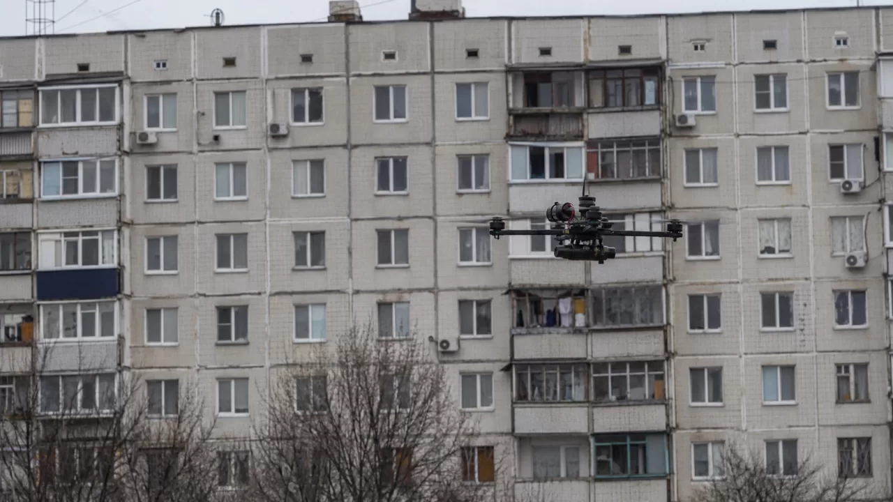 Удар дрона по житловому будинку в Харкові: обійшлося без постраждалих / Фото: згенеровано ШІ