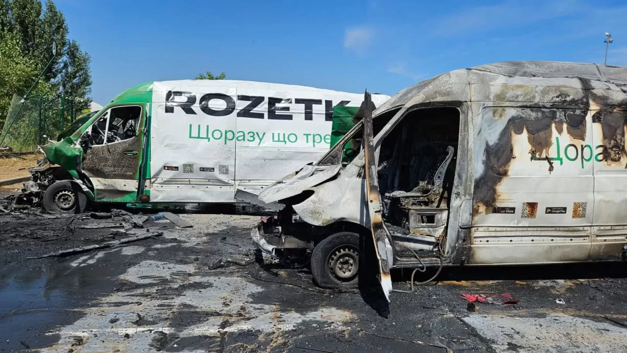 Росіяни вдарили по складу Rozetka, де перебували 270 людей / Фото: facebook.com/chechotkina