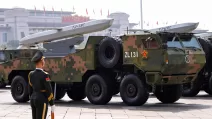 Военнослужащий Народно-освободительной армии стоит рядом со стратегической ударной группой, демонстрирующей крылатые ракеты YJ-18C во время военного парада, посвященного 80-й годовщине окончания Второй мировой войны. Пекин, 3 сентября 2025 года / Фото: Reuters
