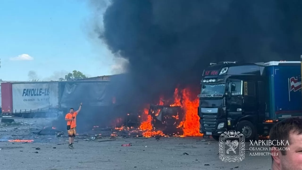Після атаки на сел. Пісочин пошкоджено 6 автомобілів, 2 причепи / Фото: Харківська ОВА