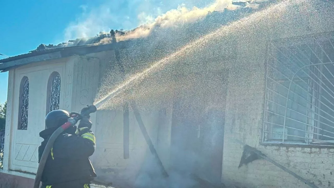 У Великому Бурлуці після удару FPV-дрона загорівся магазин / Фото: ДСНС