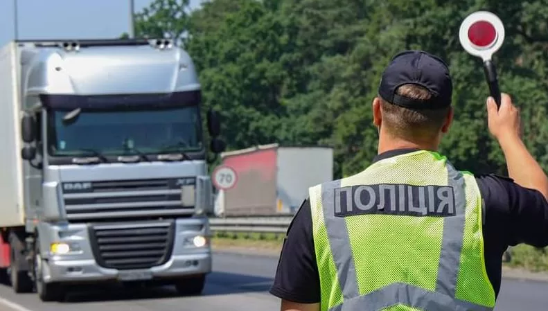 В Киеве и Львовской области ограничили движение крупногабаритного транспорта / Фото: Патрульная полиция