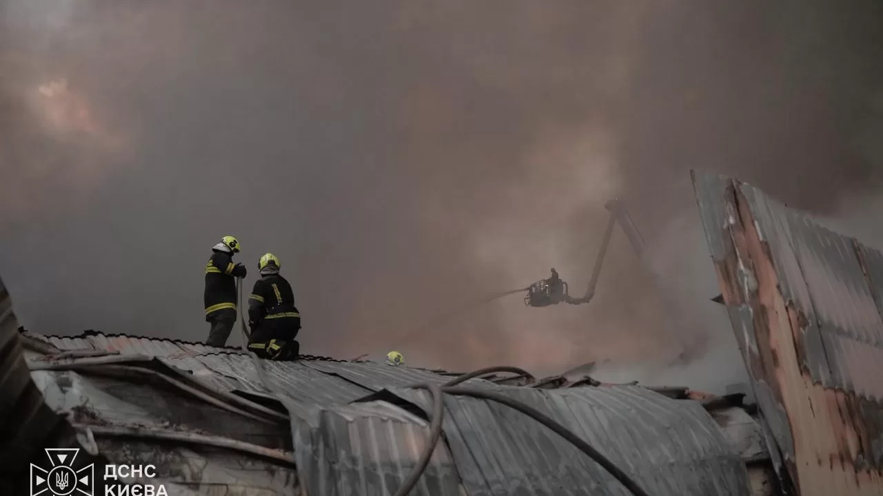 Спасатели на месте удара по Киеву 5 августа / Фото: ГСЧС
