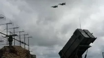 Истребители F-16 Воздушных сил Украины над системой ПВО Patriot, 4 августа 2024 года / Фото: AP Photo