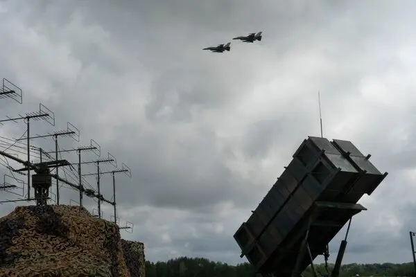 Истребители F-16 Воздушных сил Украины над системой ПВО Patriot, 4 августа 2024 года / Фото: AP Photo