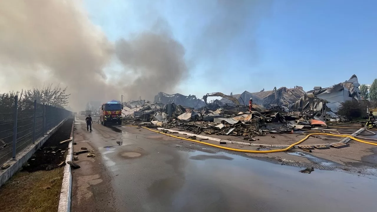 Под Киевом уничтожен крупный склад с обувью, одеждой, гаджетами и техникой / Фото: MTI Group