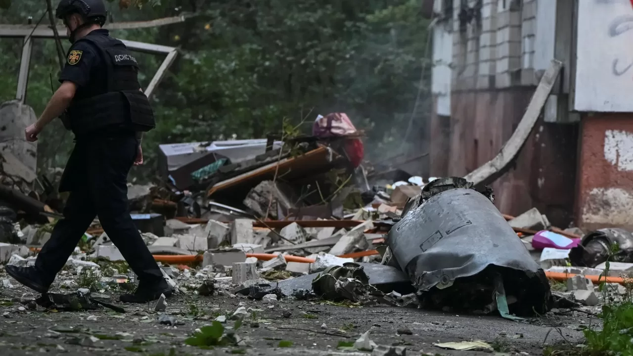 Уламки російської ракети біля житлового будинку у Львові / Фото: Reuters