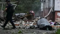 Уламки російської ракети біля житлового будинку у Львові / Фото: Reuters