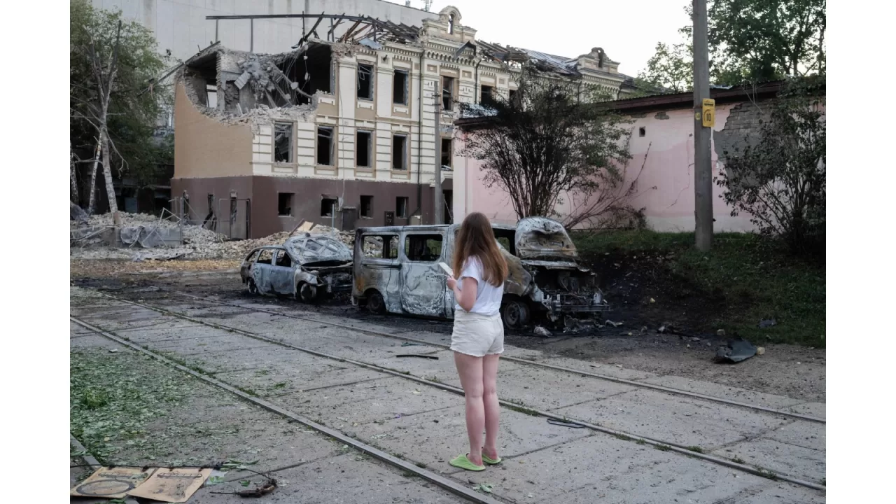Молодая женщина стоит на месте российского удара по Киеву, 19 июля 2026 года / Фото: Media Center Ukraine