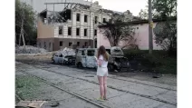 Молодая женщина стоит на месте российского удара по Киеву, 19 июля 2026 года / Фото: Media Center Ukraine