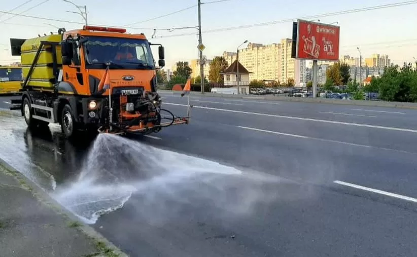 Охлаждение дорожного покрытия / Фото: КК "Киевавтодор"