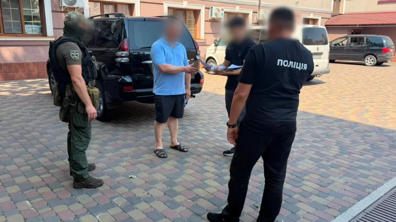 Оглашение подозрения бывшему руководителю Мукачевского РТЦК и СП / Фото: Нацполиция
