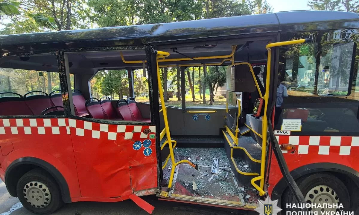 Пошкоджений внаслідок ДТП автобус / Фото: ГУНП в Харківській області