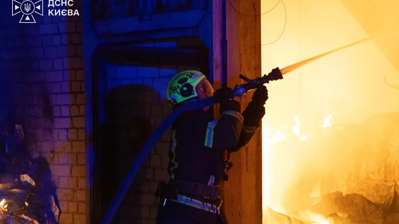 Рятувальник на місці пожежі у Києві послі російського обстрілу 8 серпня / Фото: ДСНС