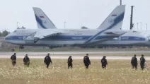 Обстеження поля на території аеропорту Лейпциг/Галле в пошуках дрона / Фото: Associated Press