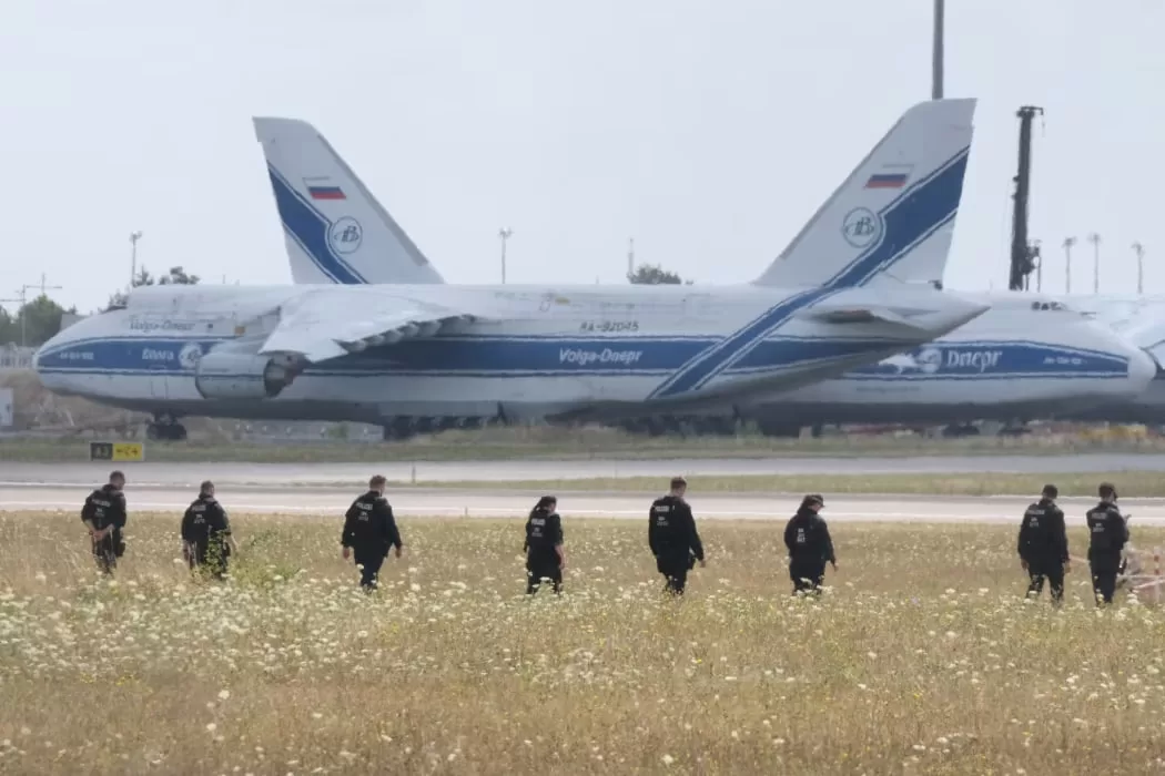 Осмотр поля на территории аэропорта Лейпциг/Галле в поисках дрона / Фото: Associated Press