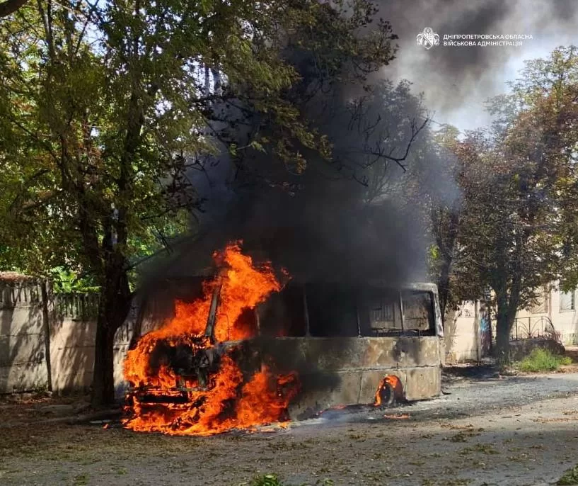 Уничтоженный автобус в Никополе / Фото: Днепропетровская ОВА