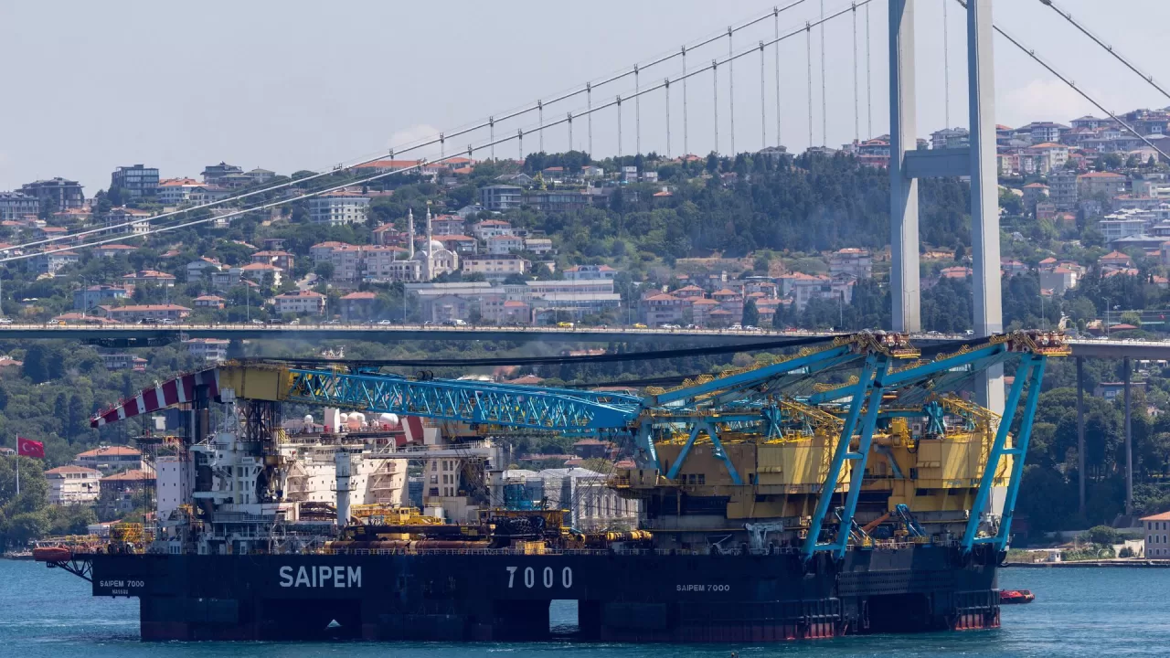 SAIPEM 7000 — полупогружное крановое судно, используемое для работ на газопроводах, — проходит через пролив Босфор в Стамбуле, Турция, 6 августа 2026 года / Фото: Reuters