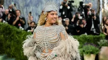 Бейонсе позирует во время «Met Gala» — ежегодного благотворительного гала-вечера, проводимого в пользу Института костюма Метрополитен-музея, темой которого в этом году стало «Искусство костюма», в Нью-Йорке, штат Нью-Йорк, США, 4 мая 2026 года / Фото Reuters