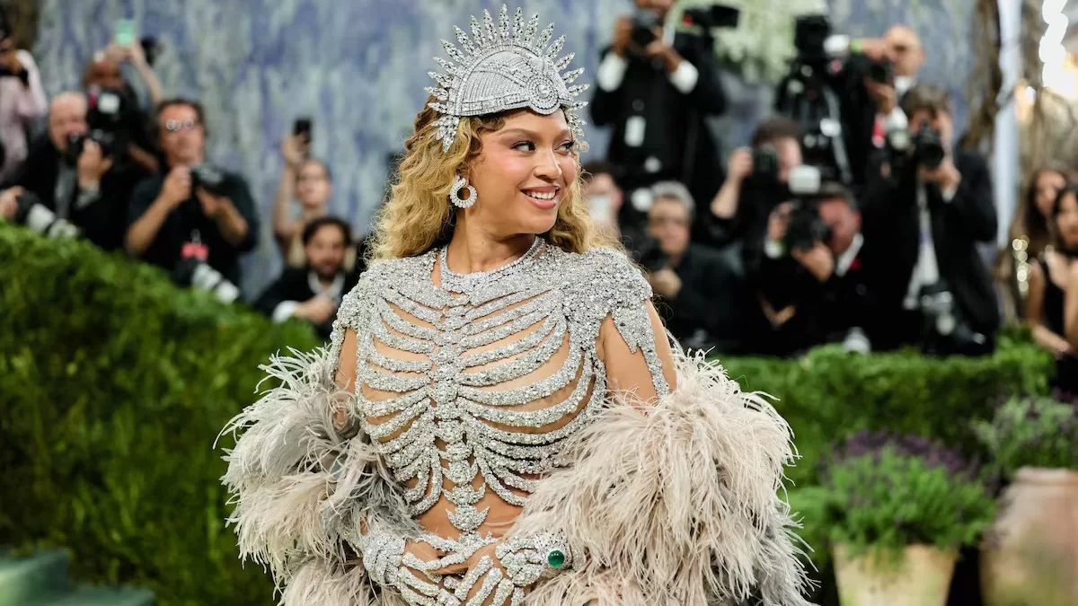 Бейонсе позирует во время «Met Gala» — ежегодного благотворительного гала-вечера, проводимого в пользу Института костюма Метрополитен-музея, темой которого в этом году стало «Искусство костюма», в Нью-Йорке, штат Нью-Йорк, США, 4 мая 2026 года / Фото Reuters