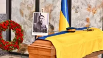 Гроб с прахом Евгения Коновальца во время церемонии в Роттердаме / Фото: Офис президента
