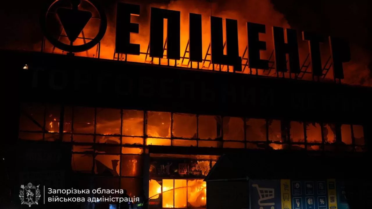 Пожежа в "Епіцентрі" внаслідок російського удару 12 серпня / Фото: Запорізька ОВА