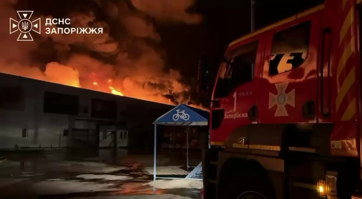 Ликвидация пожара в "Эпицентре" в Запорожье / Скриншот